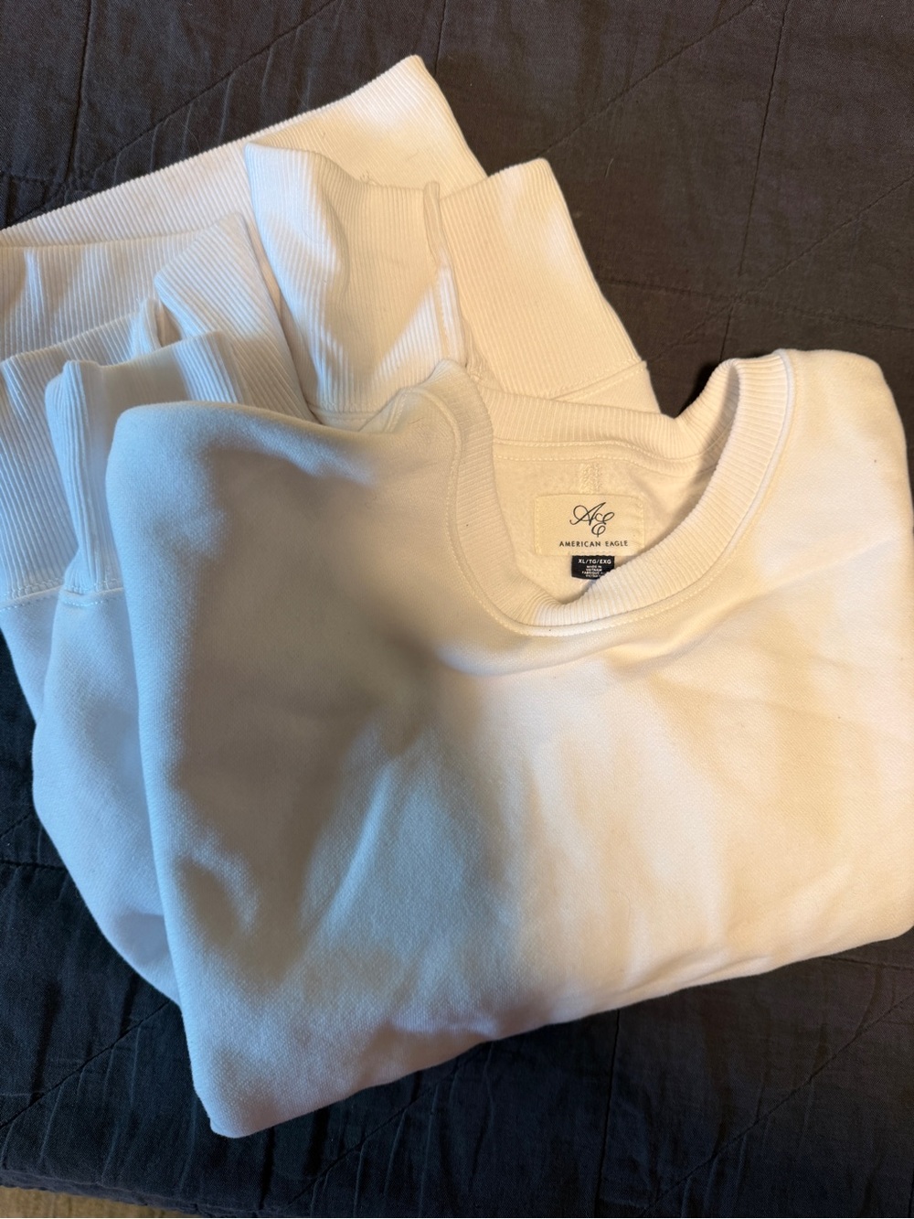 American Eagle Outfitters women’s White Crewneck Sweatshirt